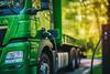 gruner-hybrid-lkw-an-einer-ladestation-1105181