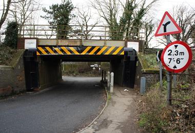 Fleet Operators Warned of Bridge Strike Risks as October Peak Arrives