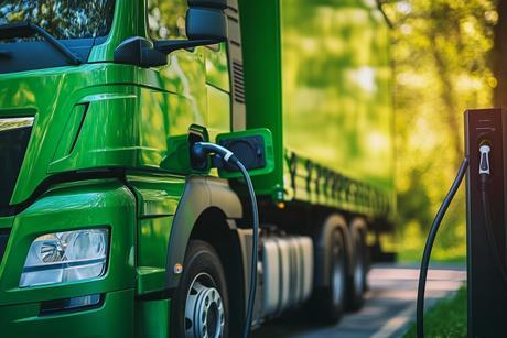 gruner-hybrid-lkw-an-einer-ladestation-1105181