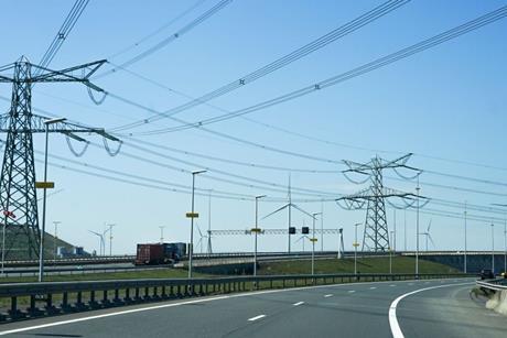E-Training World module overhead cables