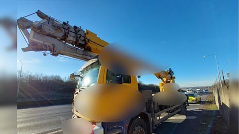 m11---m25-lorry-with-crane-on-back-blurred-website