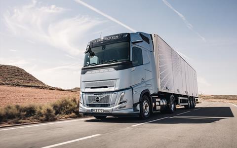 volvo-fh-aero-gas-powered-driving-through-countryside