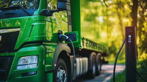 gruner-hybrid-lkw-an-einer-ladestation-1105181