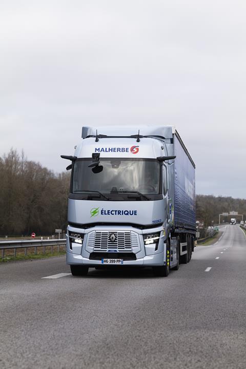 Thanks to a series of relay stops to swap electric tractors, drivers and trailers, each electric truck travels a daily distance of 810km on the North loop and 704km on the South loop.