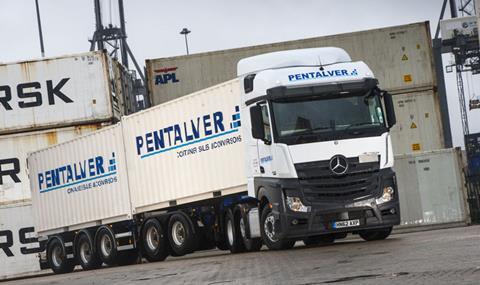 Pentalver Mercedes-Benz Actros splitting-skelly trailer with containers